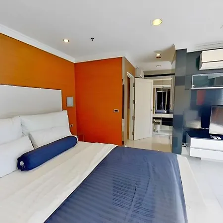 Large Asoke Central 2500Sqft Apartment Sleeps Up To 10